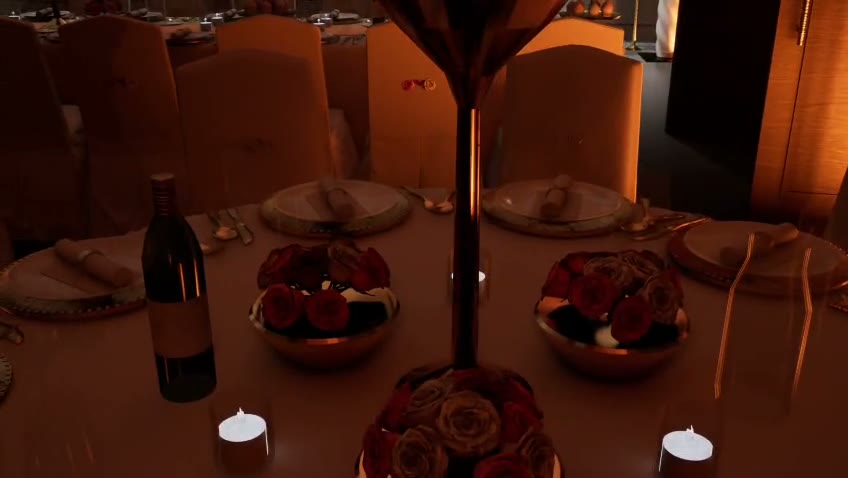 Otel balo salonunda hazırlanmış davet masası: altın şamdan, güller ve mumlar